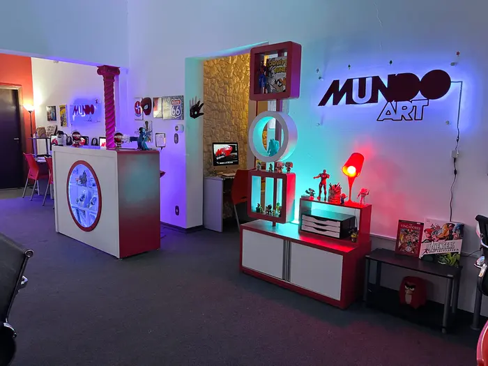 Recepção da sede da Mundo Art com o logo em neon